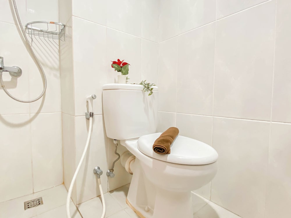 Cream Tone Studio At Evenciio Margonda Apartment