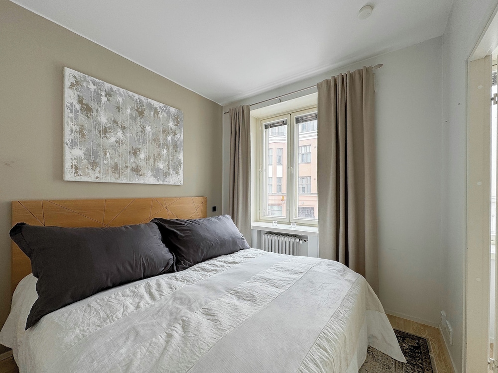 Stylish Downtown 2BR Flat with Sauna and Work Area