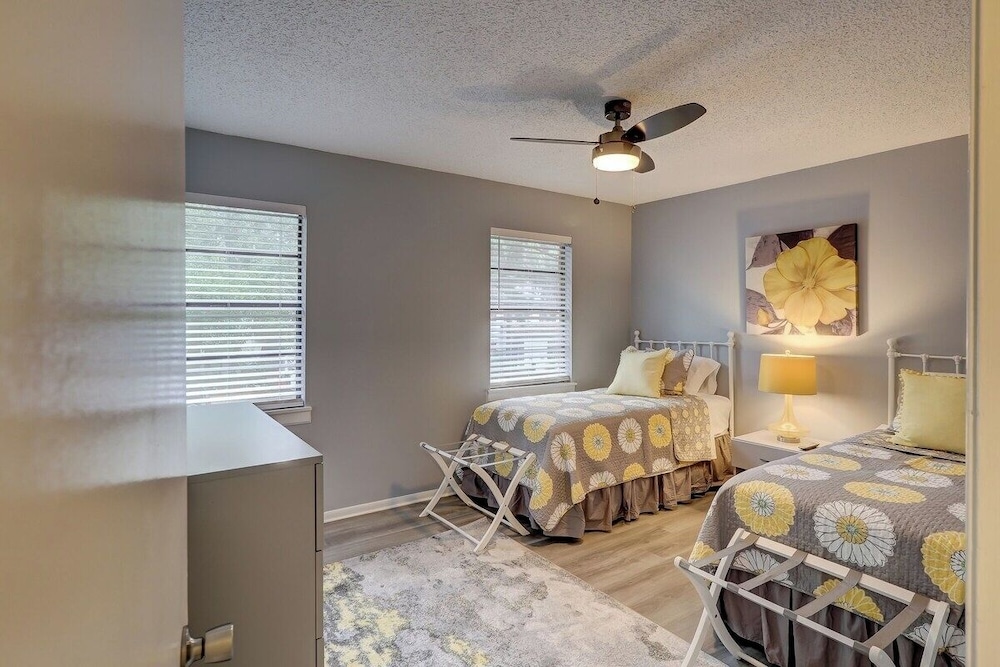 Renovated 2BR Hilton Head Home Walk to Shops