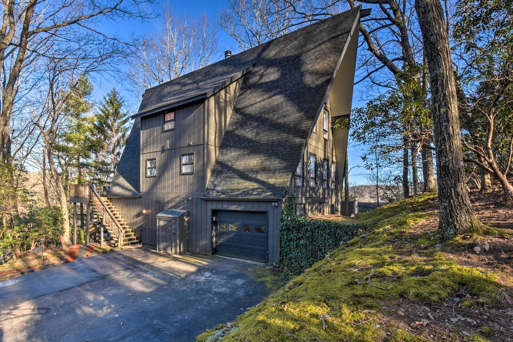 Spacious & Newly Remodeled A-frame w/ 2 Decks view 4