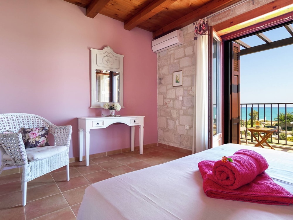 Villa in Kamisiana With Private Pool & Beach view 4