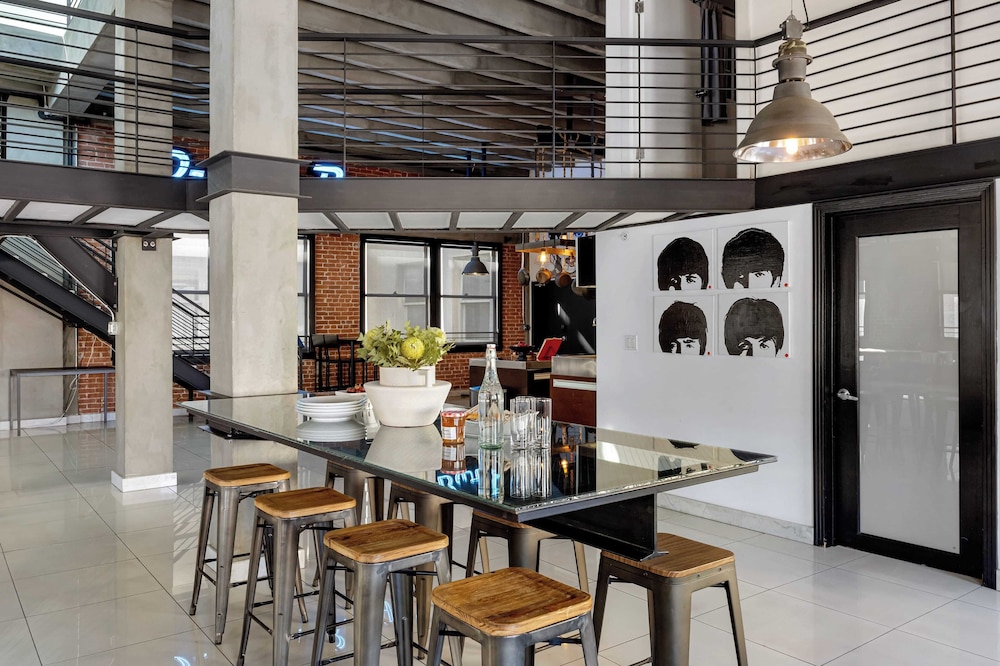 Skyline Lofts by Avantstay: a Multi-level Industrial-chic Retreat in Dtla With Rooftop Views, Soaring Ceilings & Steps to Dining, Music & Culture