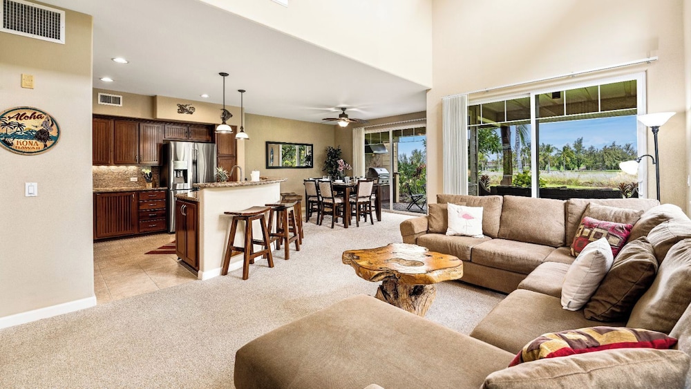 Spacious Ground Floor End Unit - Walk to Beach & Shopping - Vrkcv