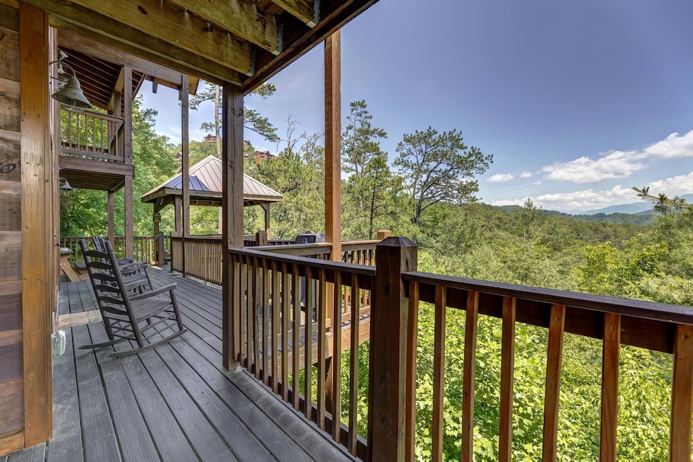 A Suite Mountain View - 4 Bedrooms, 4 Baths, Sleeps 12 Home by RedAwning