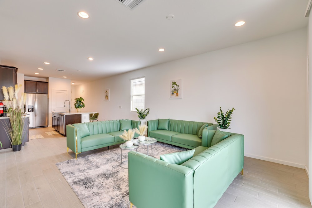 10 Mi to Spring Training: Phoenix Area Home