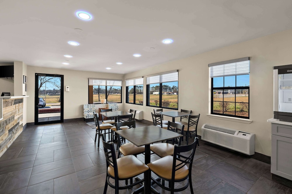 Monroe Vacations - Quality Inn - Property Image 14