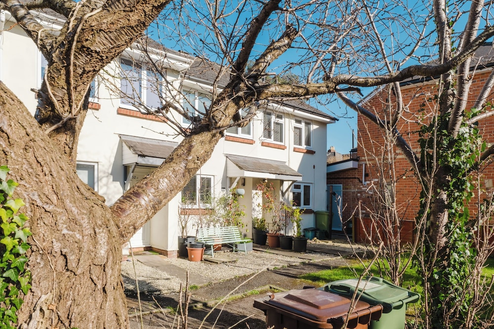 Corner House - Bright 2BD in Cheltenham
