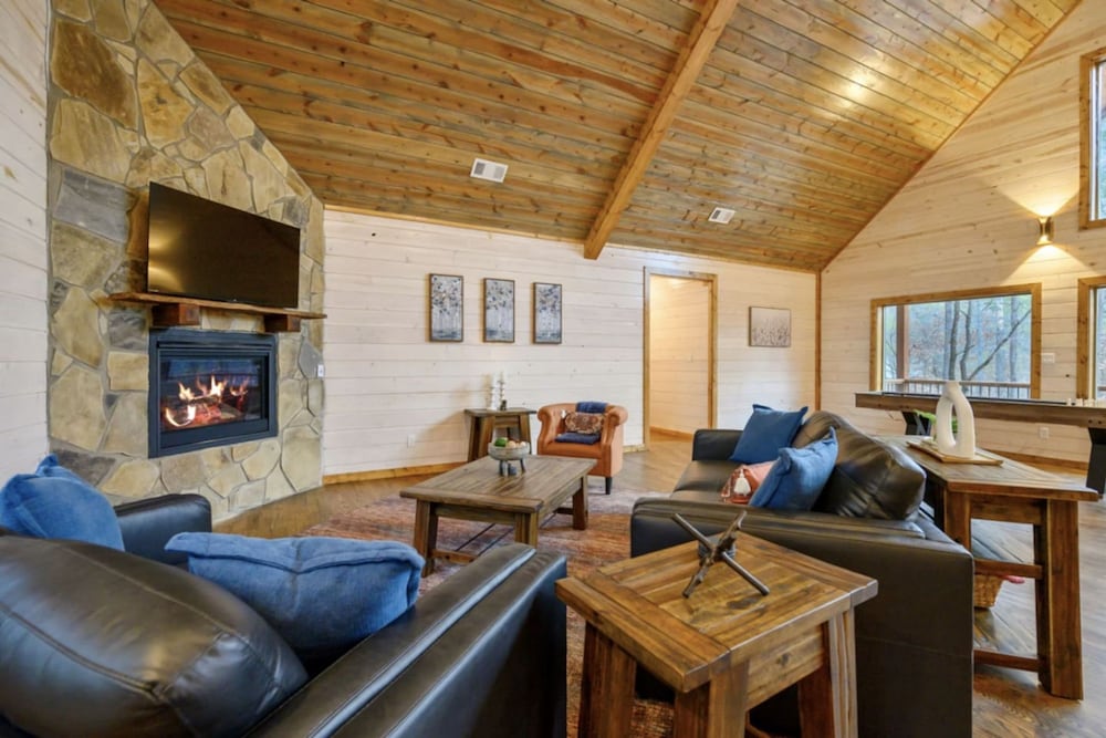Whispering Winds Luxury Cabin in Hochatown