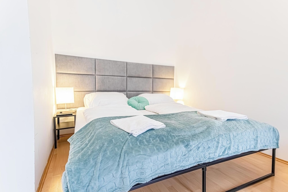 Budget Friendly Room for 3 Lugner City