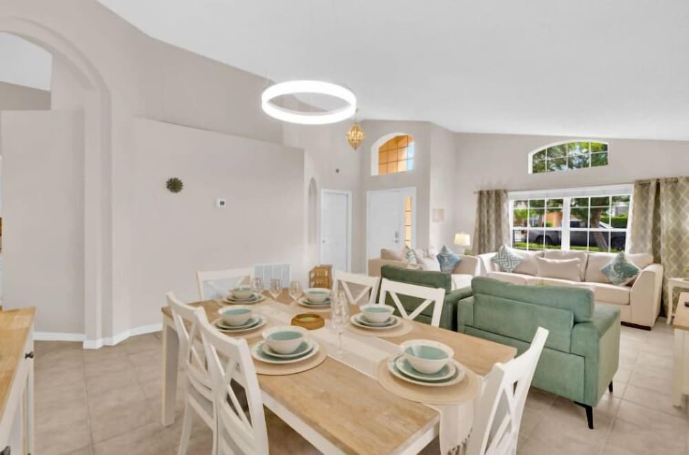 South Facing Pool & Spa - Emerald Island Gated Resort - Image 1