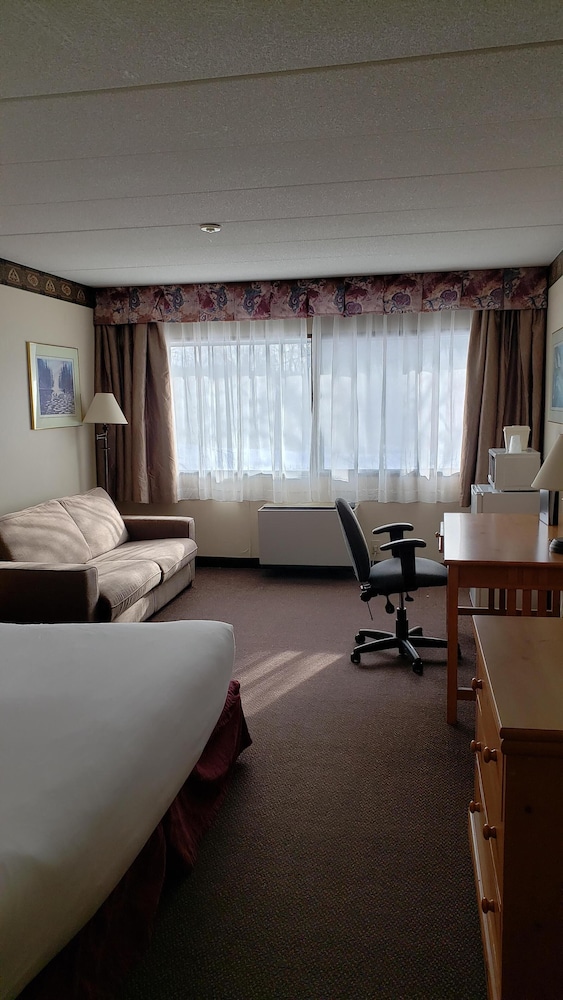 North Bay Vacations - Ramada by Wyndham Pinewood Park Resort North Bay - Property Image 27