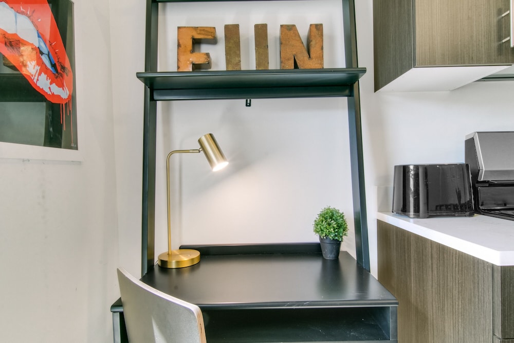 1BR Apartment with Laundry in West Loop - Image 2