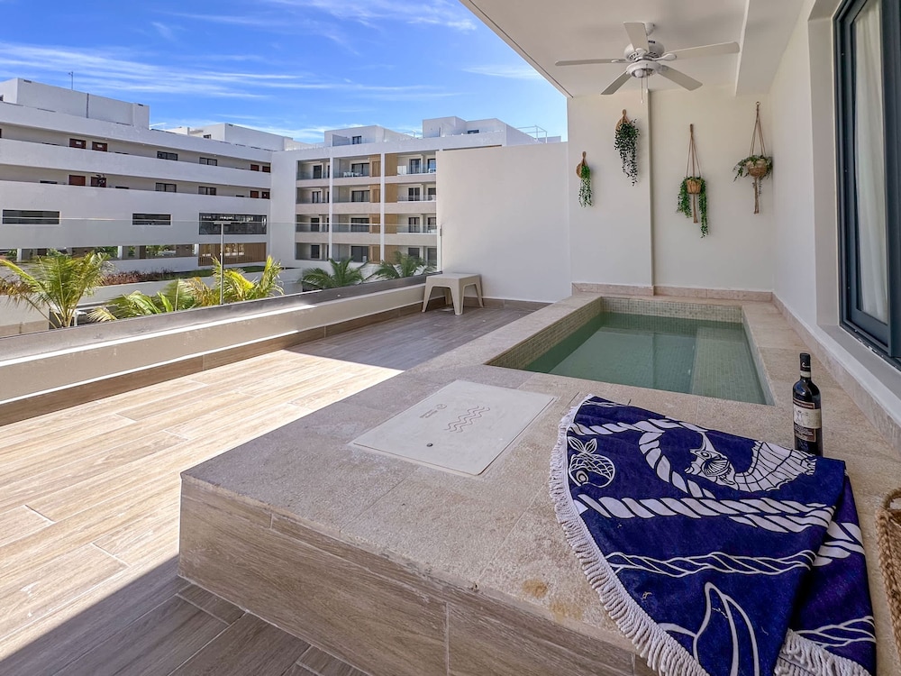 Beautiful Brand new Beach Condo w Picuzzi