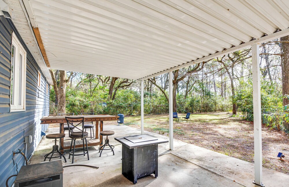 4 Mi to UF: Pet-friendly Home w/ Yard & Deck