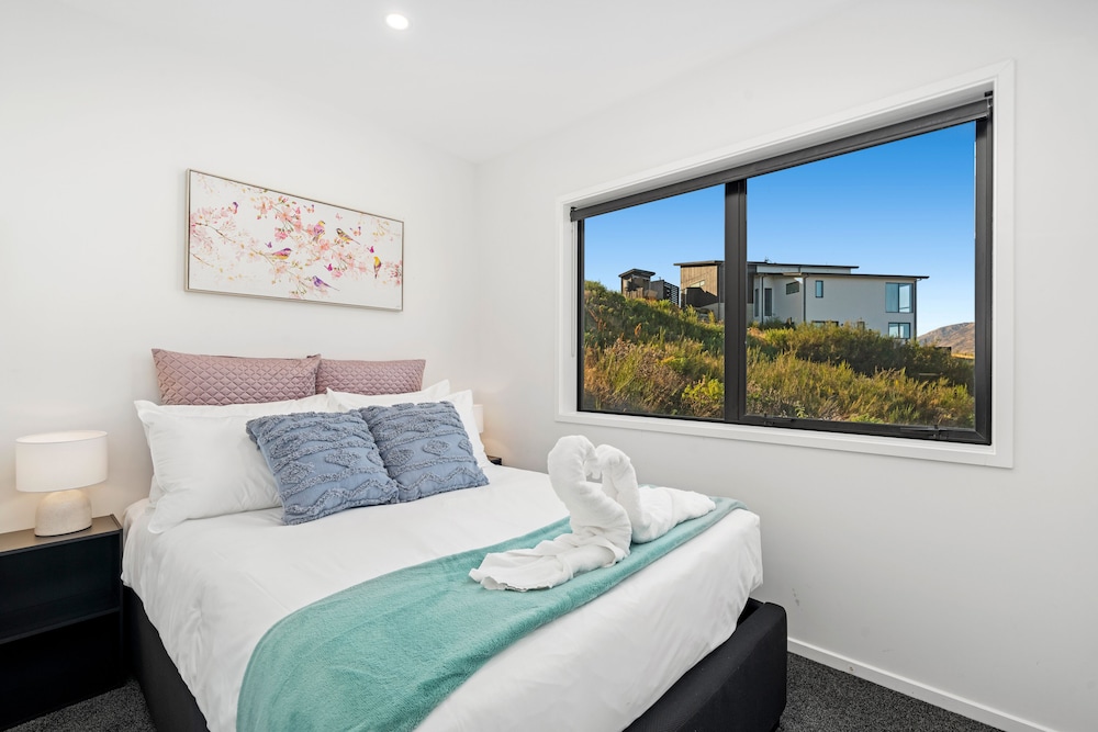 A LUCKIE CHARM - 8 BEDROOM TOWNHOUSE view 3