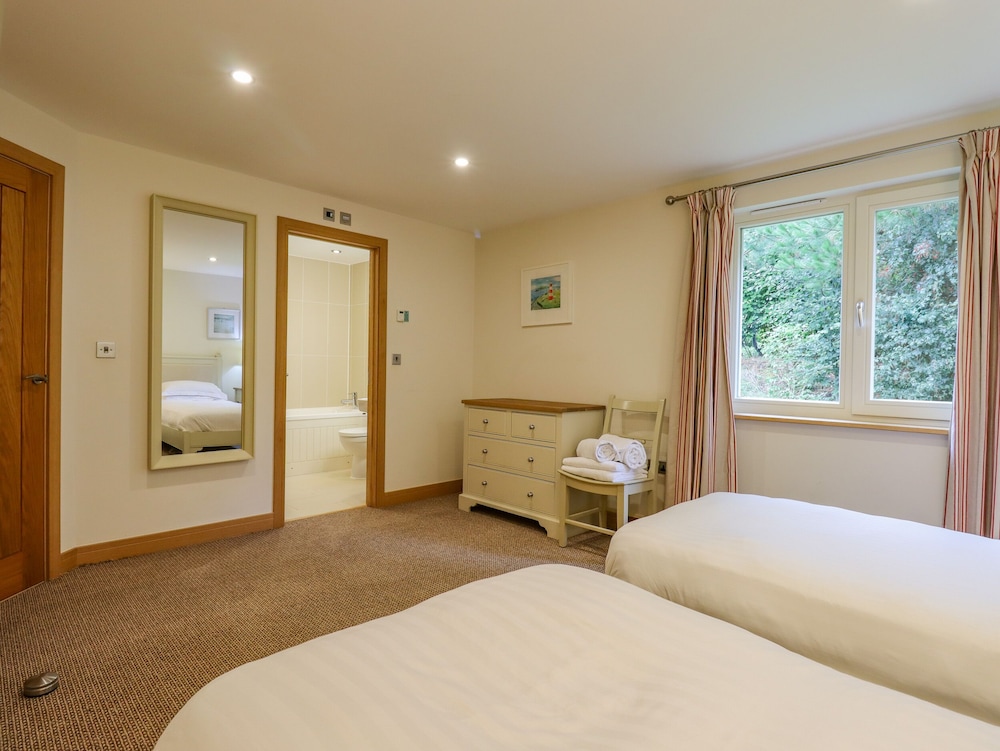 Swandown, 2 Blackdown