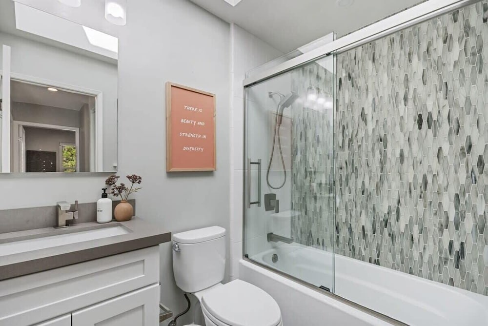 @ Marbella Lane - Chic Abode W/mountain Skyline