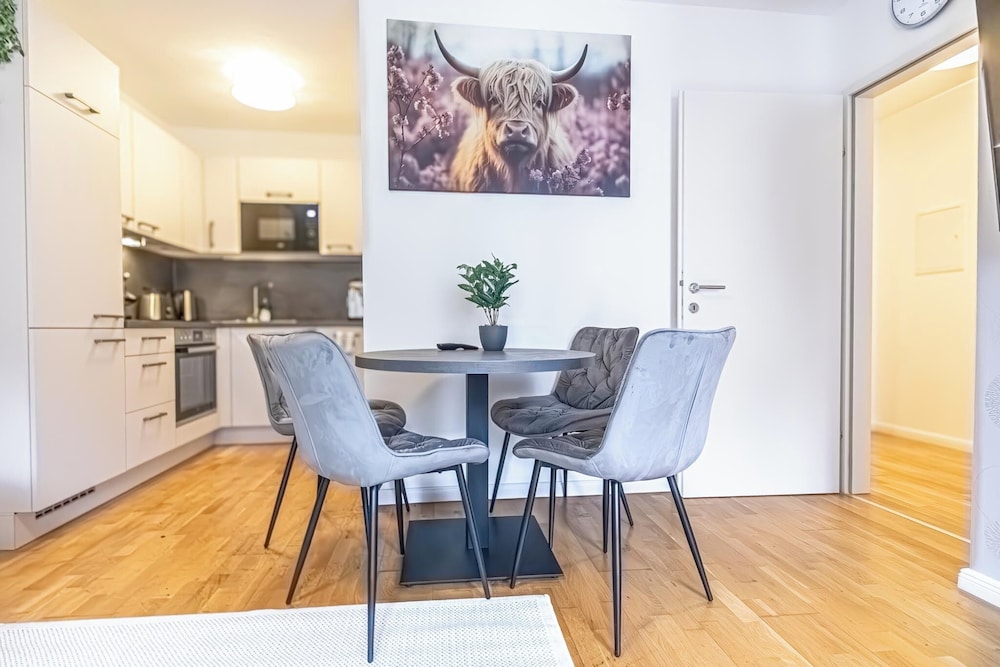 9 Min to City Center 1BR 1LR Balcony