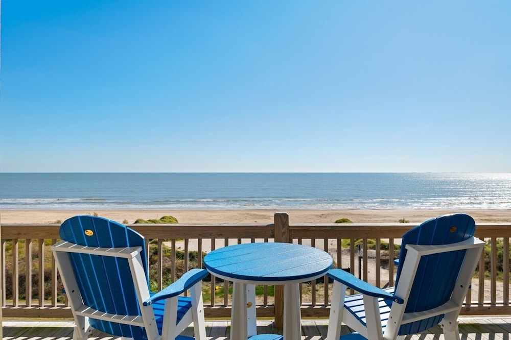 Deja Blue 5 Bedroom Home by RedAwning