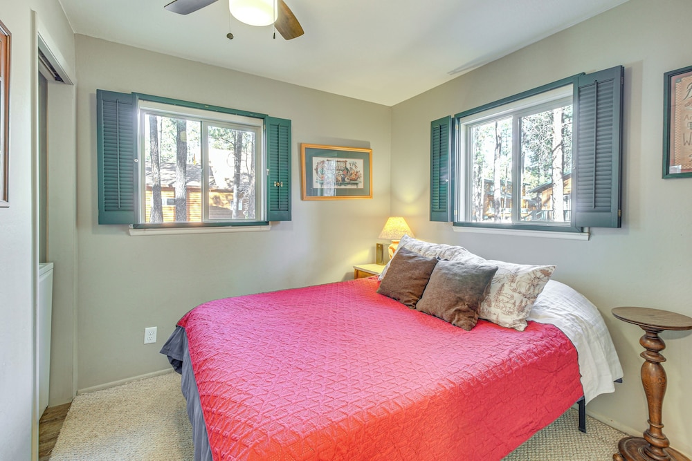 Secluded Cabin w/ Furnished Deck in Scenic Pinetop