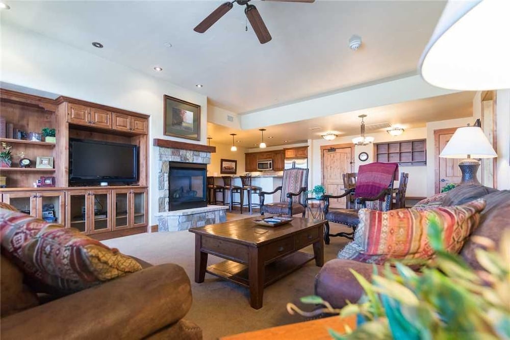 5101 Emerald Lodge, Trappeur's Crossing Apartment 3
