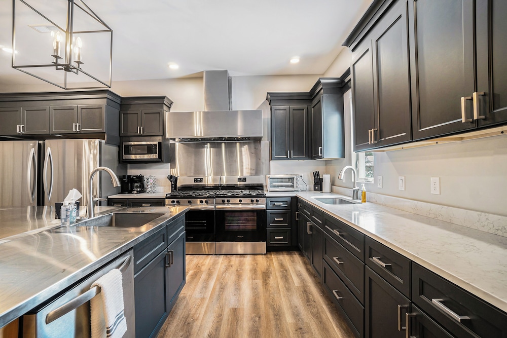 8BR Lodge w/ Bowling Alley, Near Lakes & Trails
