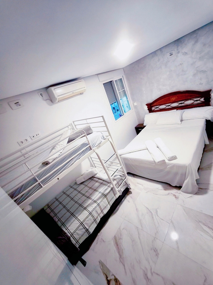 Airbhouse Prívate Rooms & Triana