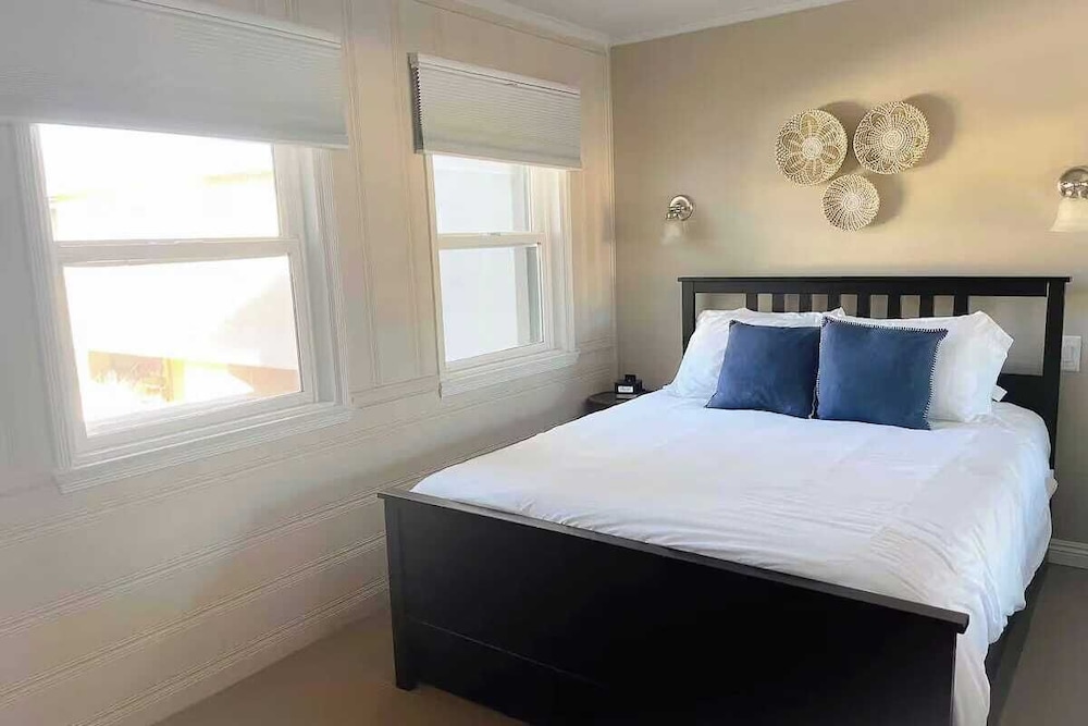 Sleeps 18 Dock, Walk to Beach, Balboa Fun Zone & Dining Edgewater Place