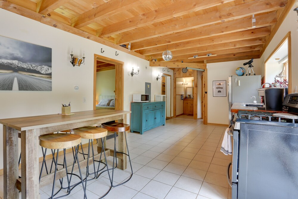 Unique Ferndale Retreat: Sauna, Deck & Home Gym!