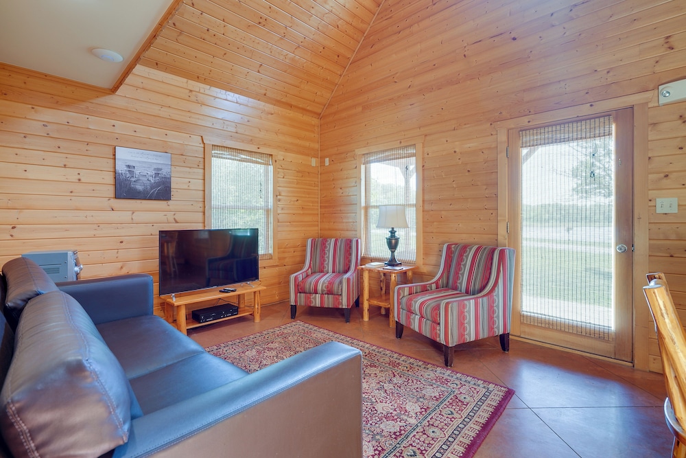 Cozy Columbia Cabin w/ Shared Lake Dock! view 2