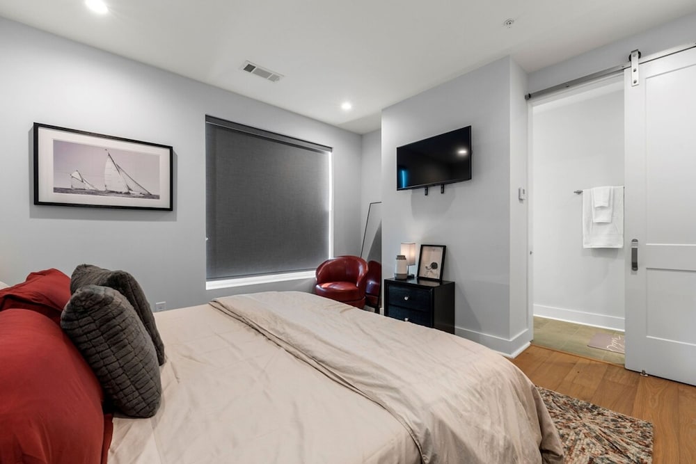 Luxurious Midtown Home Rooftop Views by Silverx
