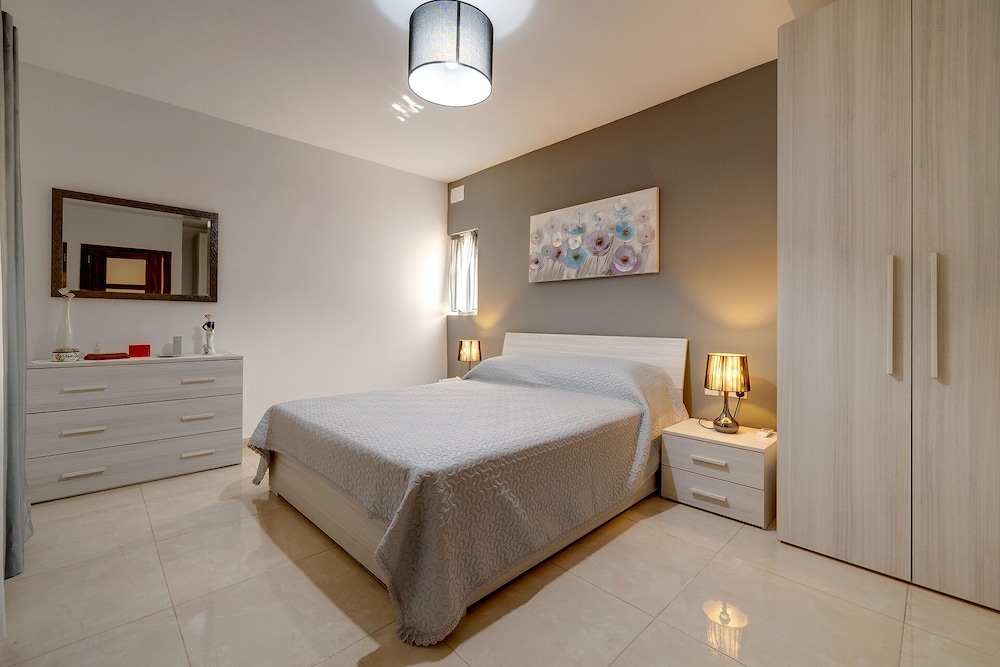Stylish, Bright and Airy Apart in Central Bugibba photo 3