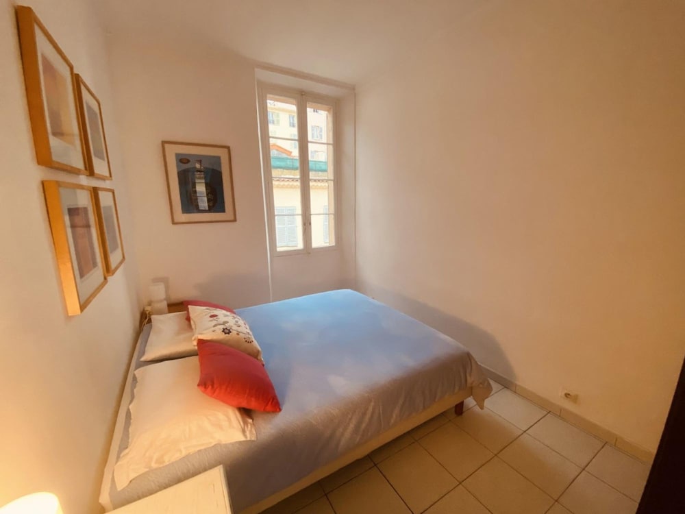 2 Bedroom Apartment in the Heart of Cannes air Conditioning Easy Walk to the Palais des Festivals - 2015