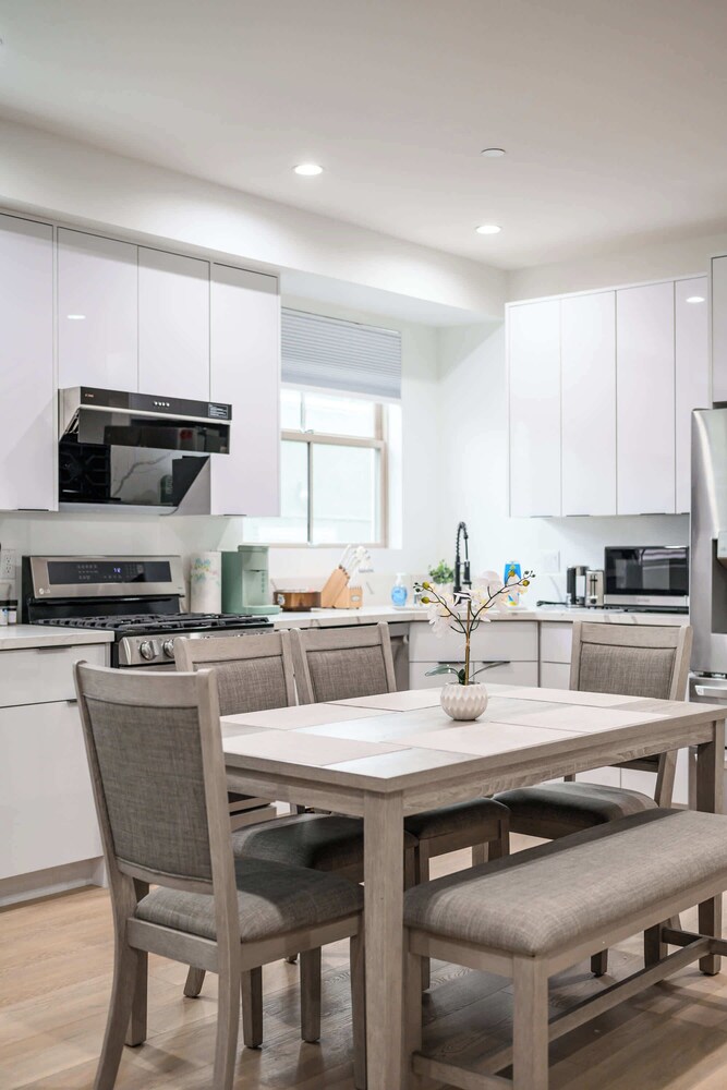 Not Affected by the Fire/modern Spacious Home With Parking & Fully Equipped Kitchen #3