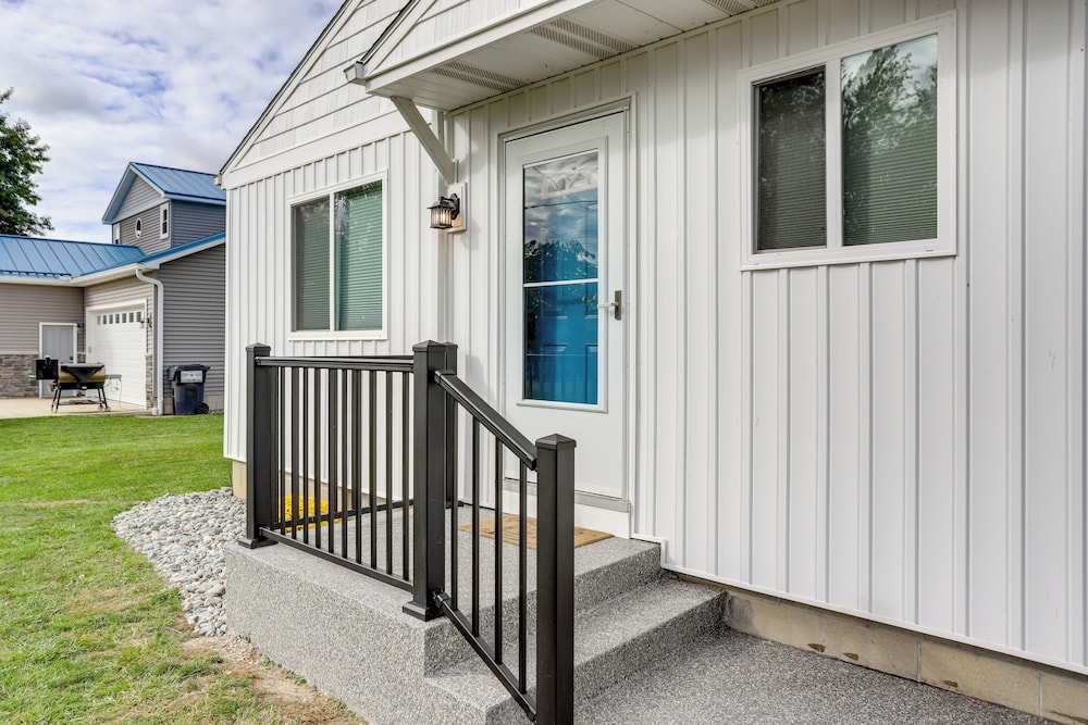 Walk to Lagoon Saloon! Chic Home on Nugent's Canal