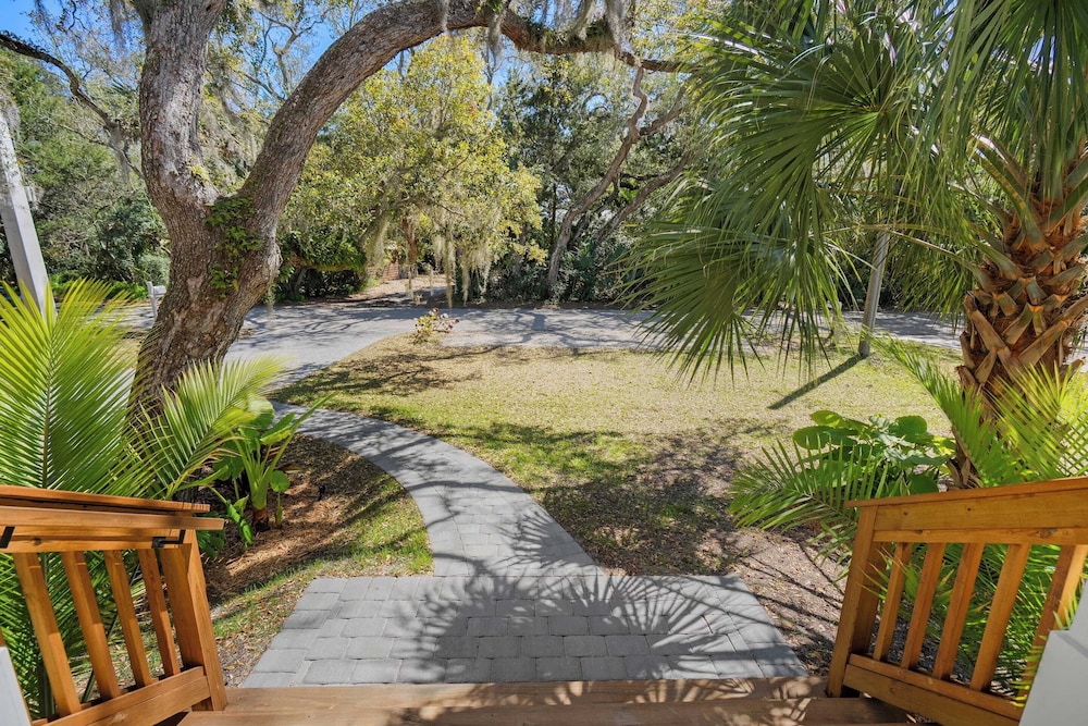 Serenity at Surfside by Avantstay Pool, Porches, Fire Pit & Arcade Near Vilano Beach