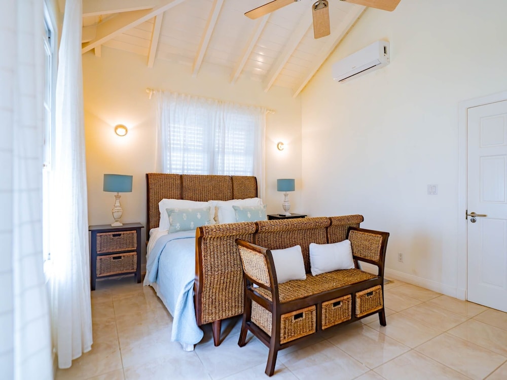 Large Townhouse with Plunge Pool, 3 mins from Beach - Turtle View 2 by BSL Rentals