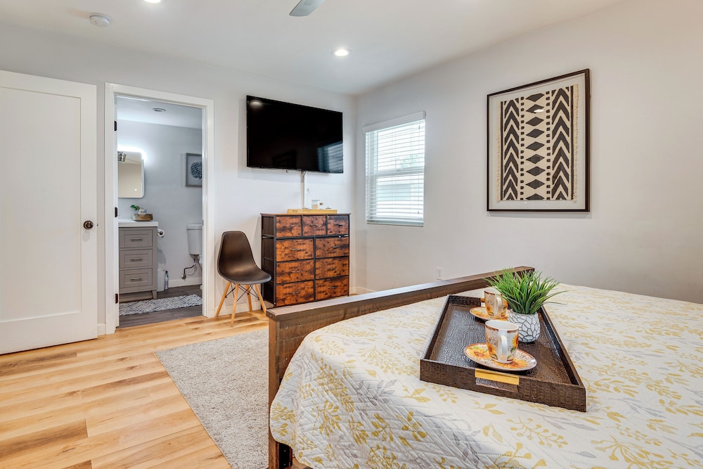 4 Mi to Sofi Stadium, Fenced Yard: Modern Retreat!