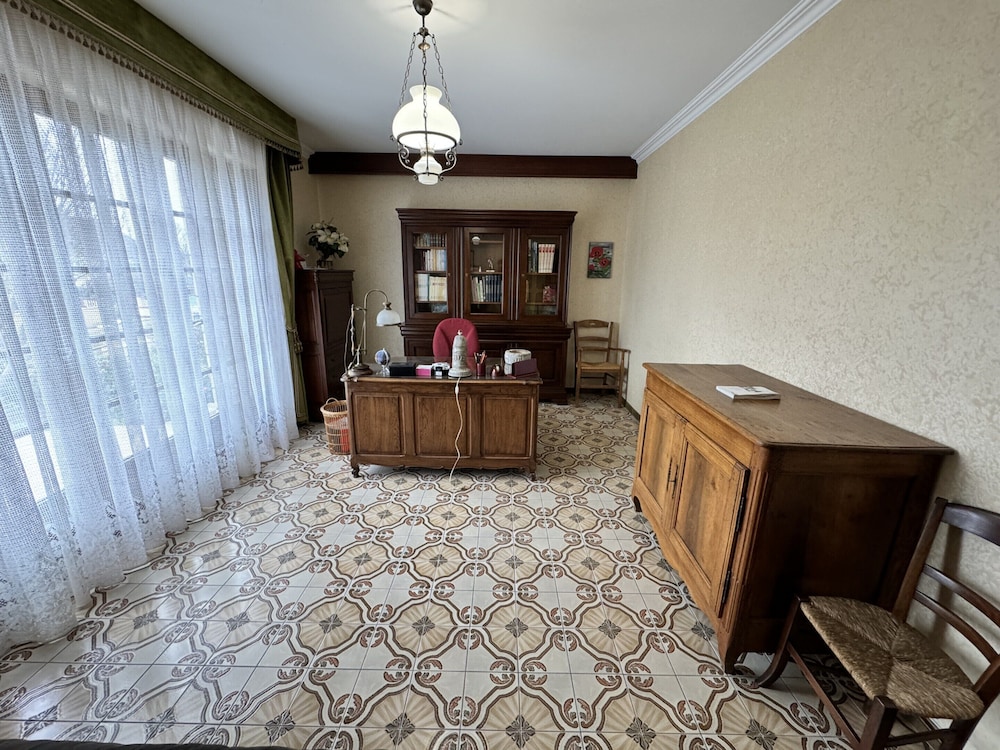 Spacious Group Stay Near Le Mans Circuit