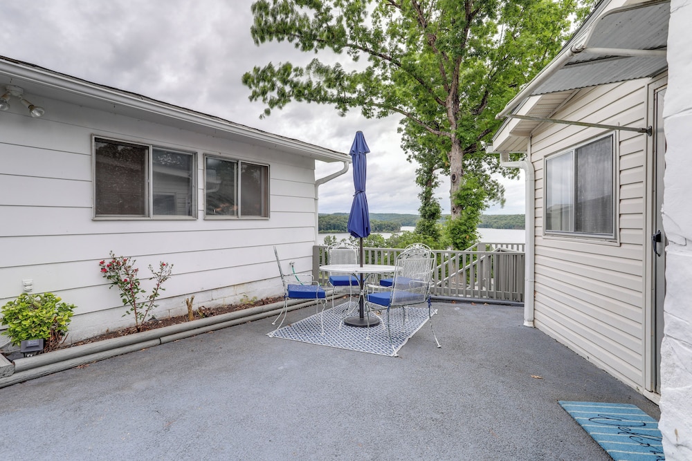 Norfork Lake Views: Home w/ Deck in Henderson