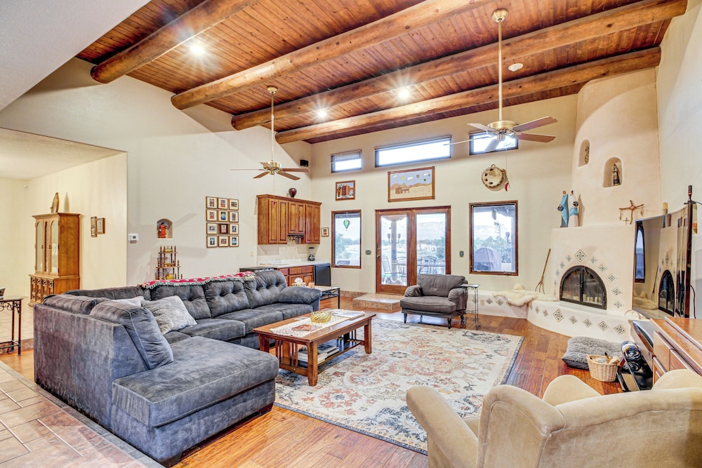 Stunning Sandia Mtn Views: Rio Rancho Retreat