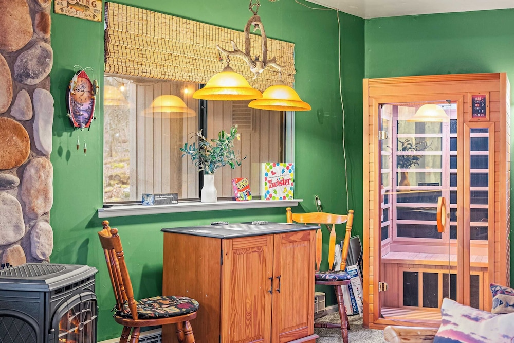 Atlas Point Lodge Sauna, Fireplaces, Kayaks, Lakes + Pet-friendly Yard