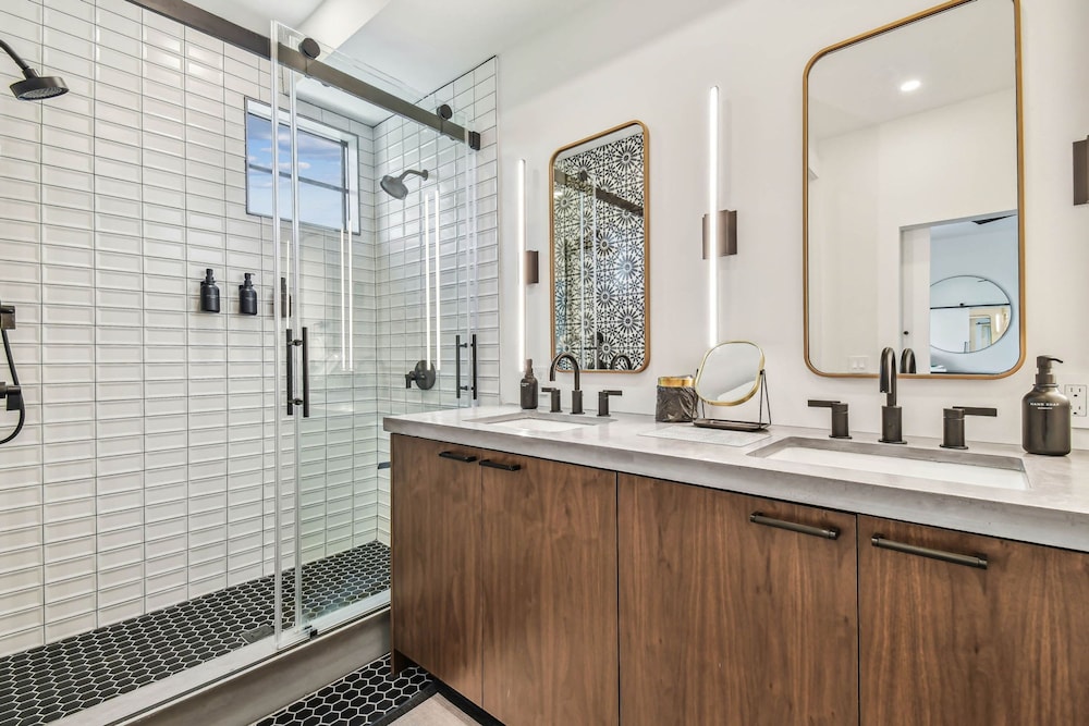 NEW The Strata Barn - Luxury Hyde Park Townhome