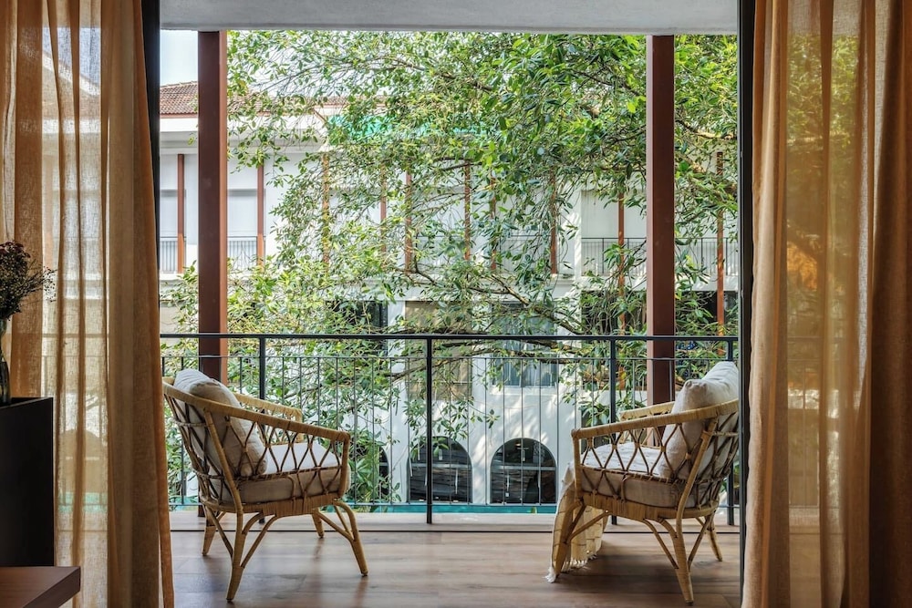 Hidden Gem Luxe Suite w Pool View - 1km to Beach
