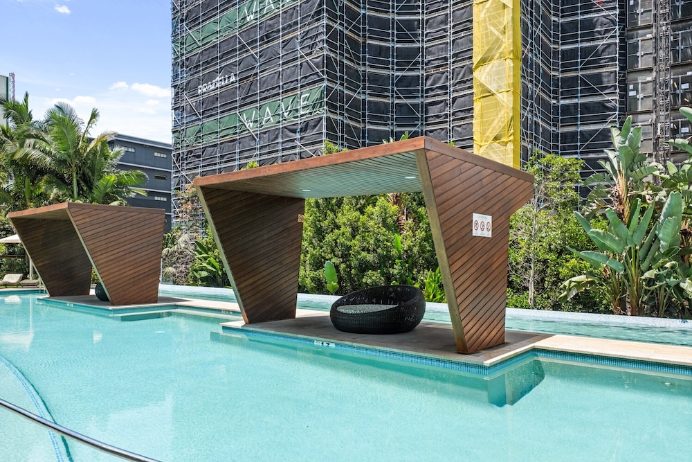 Chic West End Stay With Gym & Pool Access