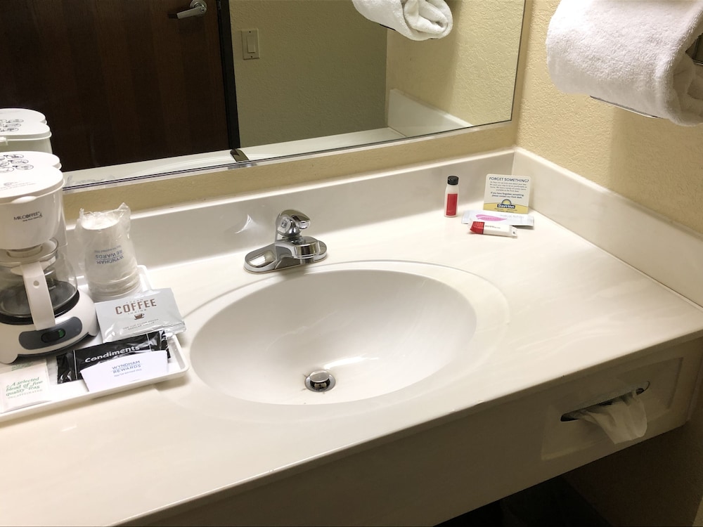 Days Inn by Wyndham Iron Mountain view 3