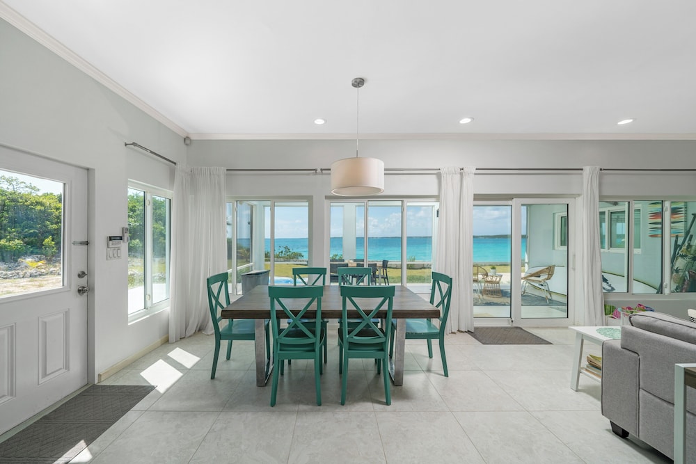 Seaside Escape: Luxurious Coastal Retreat