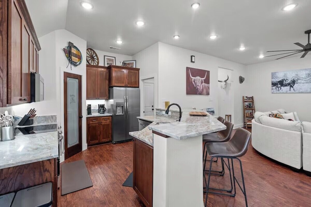 7 min to Stockyards- Cozy & Stylish Home
