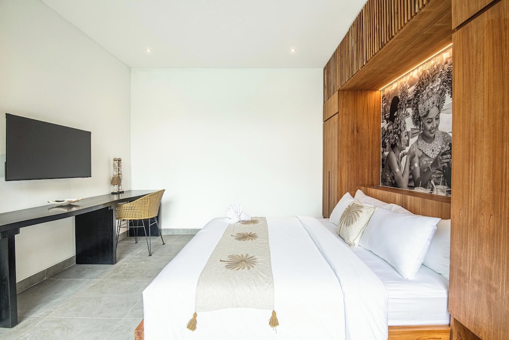 Elegant 6BR Canggu Villa Steps From the Ocean