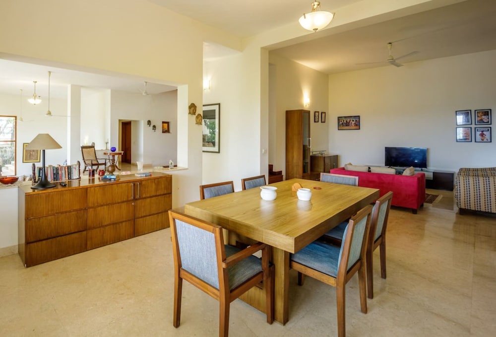 Stunning Hilltop 3BR Villa w Pool and River View